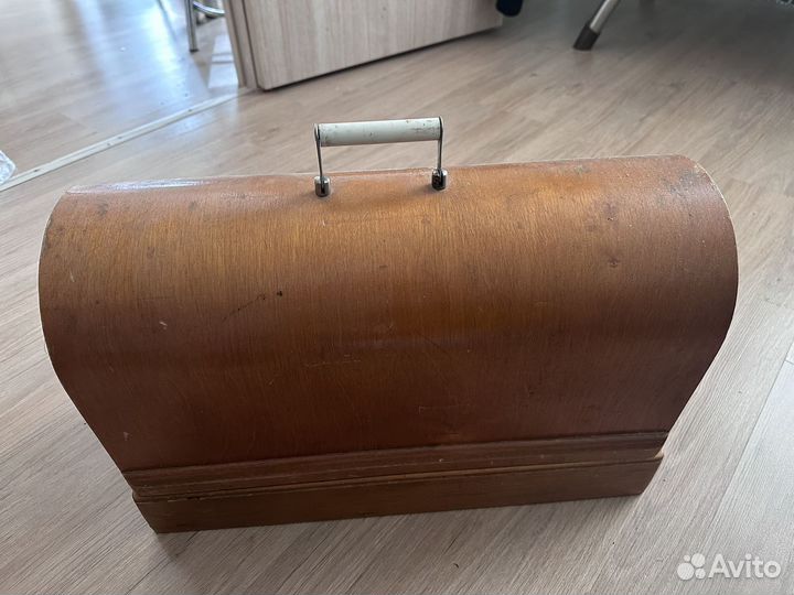 Антикварная швейная машинка в рабочем состоянии