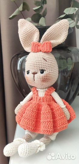 Зайка - вязаная игрушка ручной работы