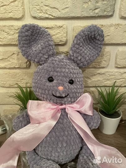 Вязанная игрушка Зайка