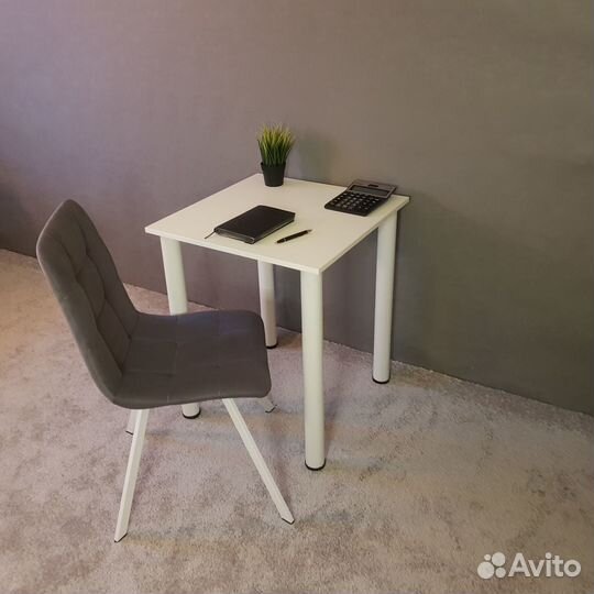Письменный стол 60*60 см. Белые ножки