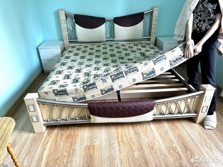 Двуспальная кровать с матрасом 180х200