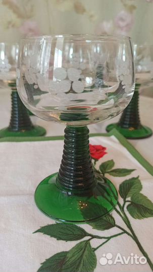 Бокалы для вина на зелёной ножке. Romer