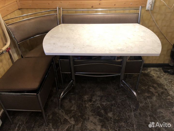 Кухонный уголок со столом