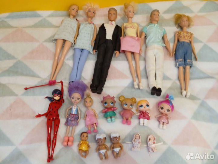 Барби и пакет с мебелью и разными вещами для кукол