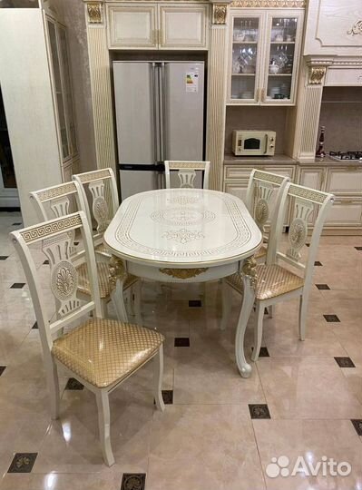 Большой обеденный стол и стулья