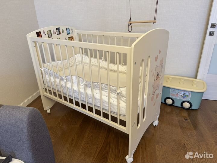 Детская кроватка на колесиках