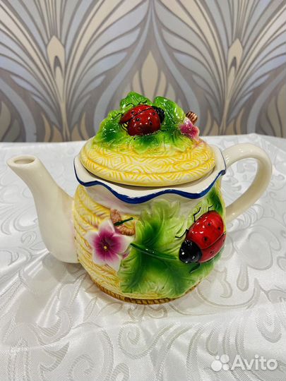 Заварочный чайник, сахарница