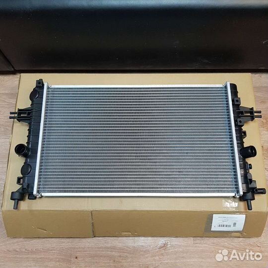 Радиатор охлаждения Opel Astra H, Zafira B