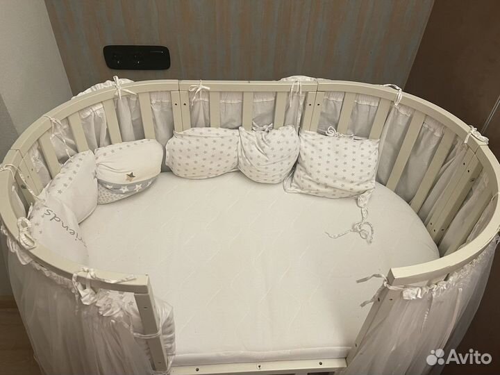 Детская кроватка с маятником