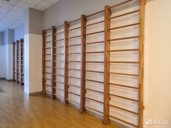 Шведская стенка и администраторская стойка