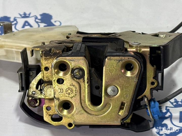 Замок двери передний правый Nissan Primera P12