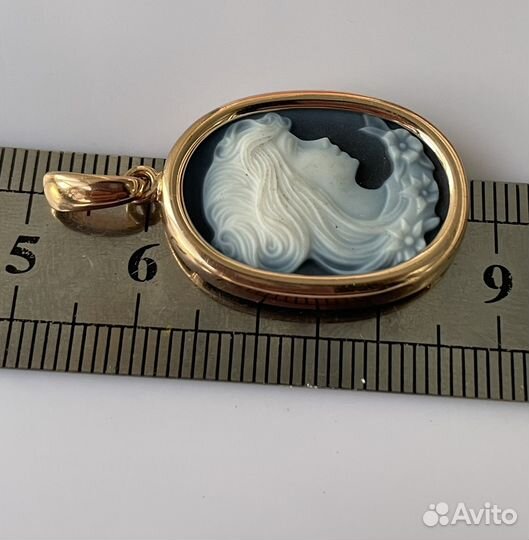 Золотой кулон Камея