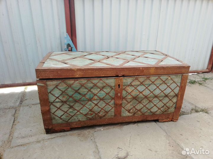 Сундук деревянный