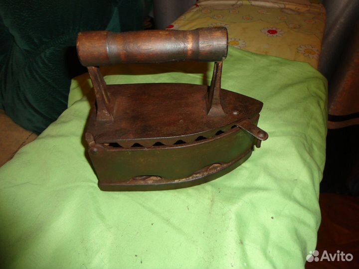 Старинный угольный утюг