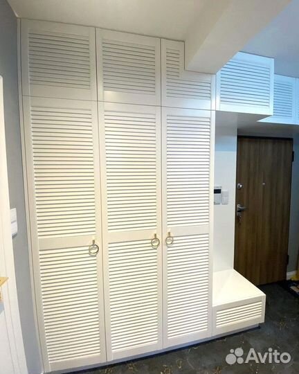 Шкафы на заказ для прихожей с жалюзийными фасадами