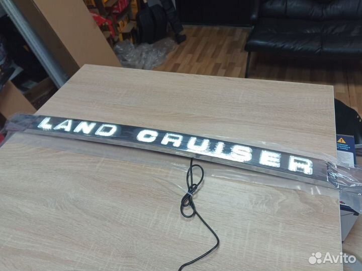 Накладка на заднюю дверь Land Cruiser 200 2008