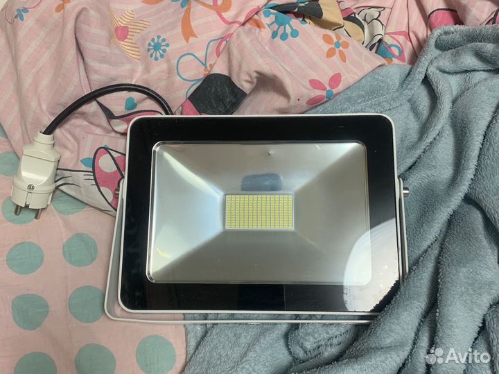 Прожектор на штативе leds