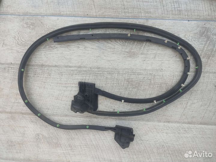 Уплотнитель двери передней левой Forester S11