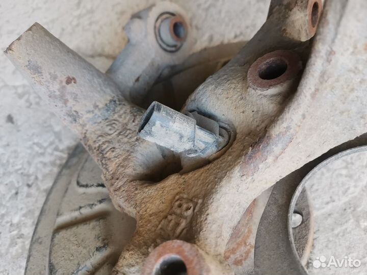 Кулак задний левый Scoda Octavia A5