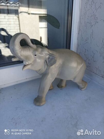 Фарфоровая статуэтка слона