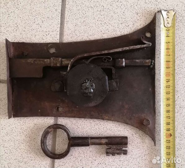 Замок старинный с ключом