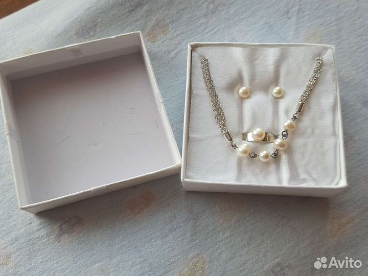 Комплект бижутерии колье серьги-гвоздики кольцо