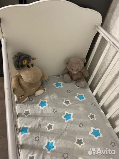 Стульчик для кормления и детская кроватка