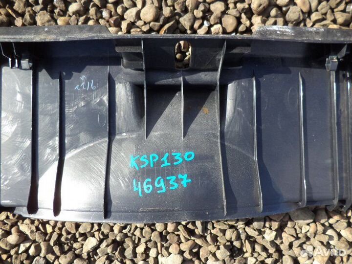 Накладка замка багажника Toyota Vitz KSP130 1KR-FE