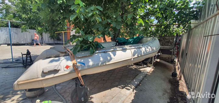 Лодка с мотором