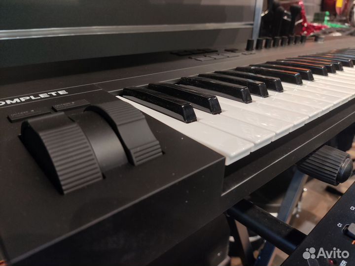 Midi-клавиатура NI Komplete Kontrol A61