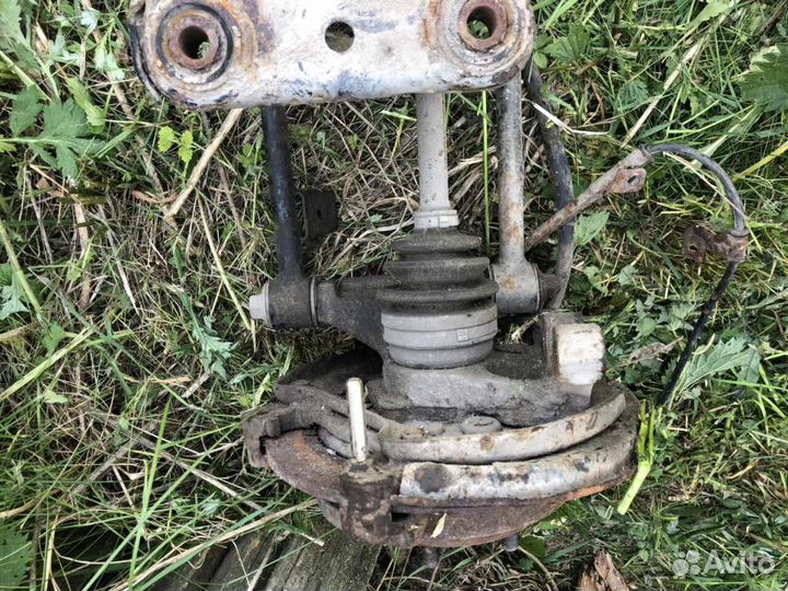 Поворотный кулак задний левый Subaru Legacy b11