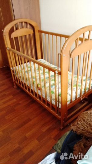 Детская кровать с маятником и матрасом