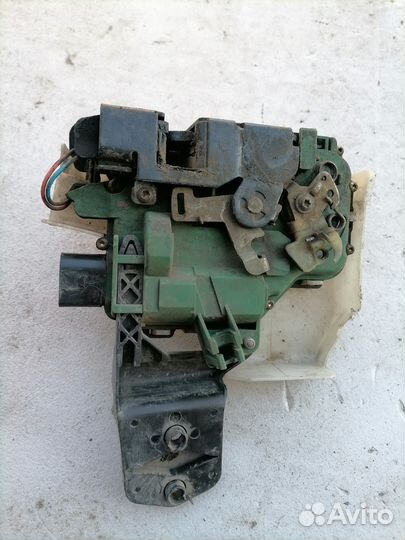 Передний левый замок двери Фольцваген Пассат б5+