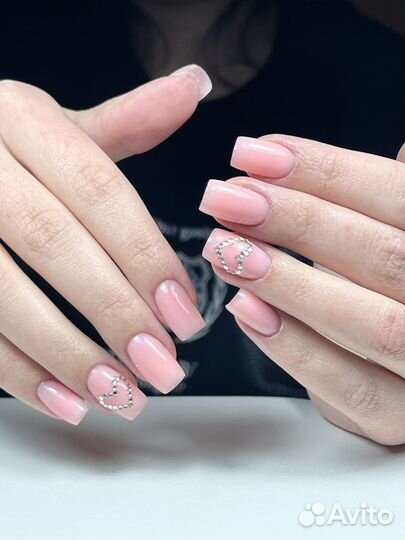 Модель на маникюр