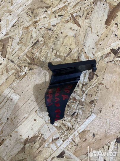 Правый Кронштеин крепление фар верхнее bmw F30