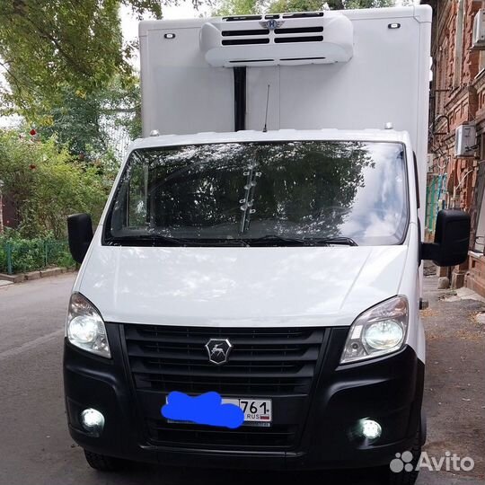 Водитель со своим грузовым автомобилем рефрежерато