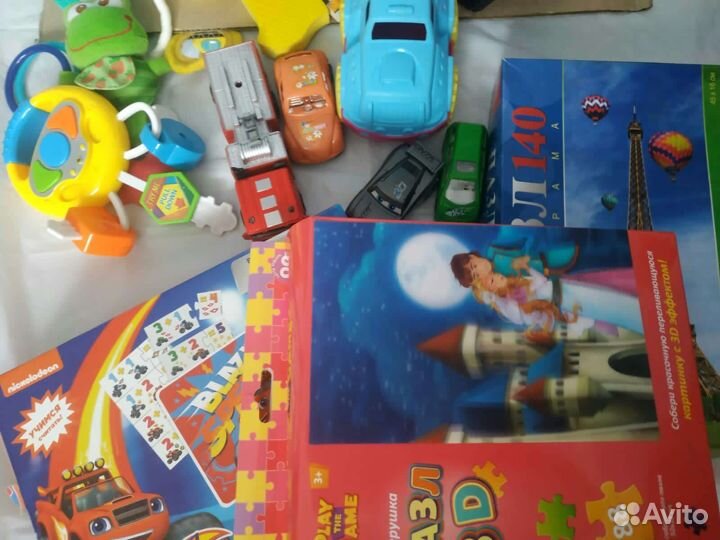 Пакет детских игрушек машинки и пазлы