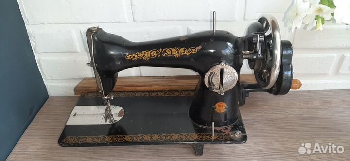 Старинная швейная машинка