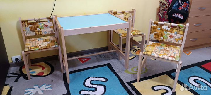 Детский стол и стулья