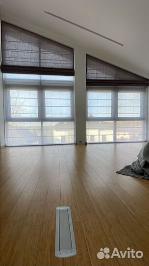 Темные шторы на косые окна