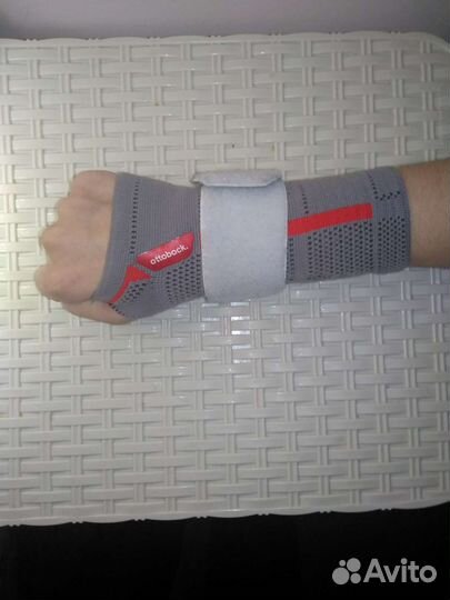 Бандаж на запястье правой руки