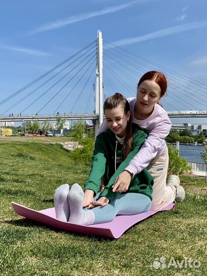 Тренер в парке, выезд, похудение, растяжка