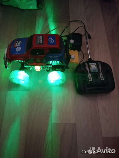 Машина на радиоуправлении и маски