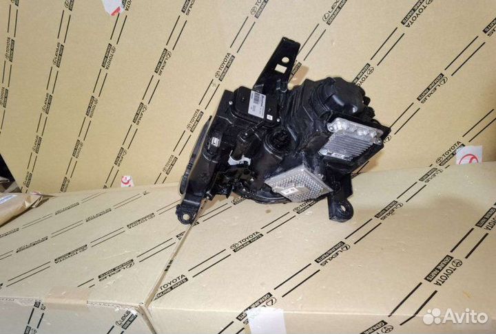 Фара правая Jeep Grand Cherokee WK2