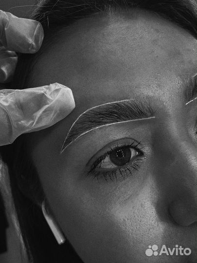 Модель на брови