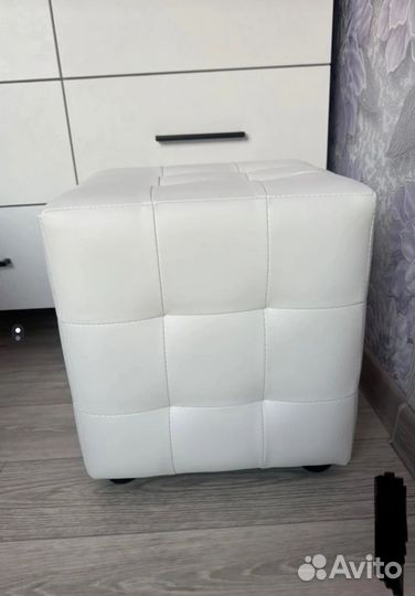 Туалетный столик с зеркалом и подсветкой