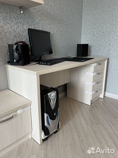 Письменный стол