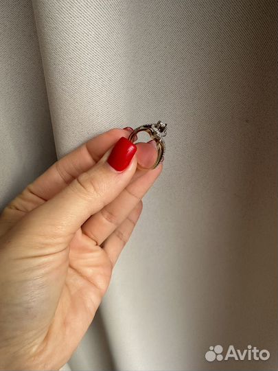 Золотое кольцо с бриллиантом