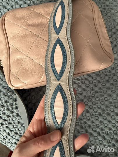 Кожаная сумка с широким ремешком через плечо