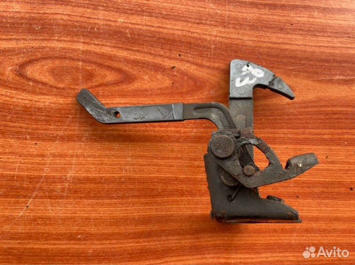 Крючок капота Skoda Octavia A5 BLF 2005